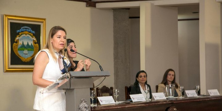 Primera dama en el Programa especial de capacitación para autoridades y funcionarios de alto nivel del sector vivienda, ordenamiento territorial y transporte de Costa Rica