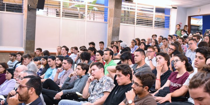 Más de 100 personas se hicieron presentes en el Auditorio de la Facultad